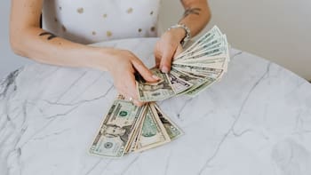 Adiós ahorros: multarán a todas las personas que tengan dólares en casa y no cumplan con esta condición obligatoria