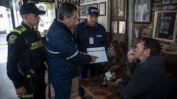 Ya es oficial | El Gobierno controlará las calles y multará a quienes fumen en estos lugares