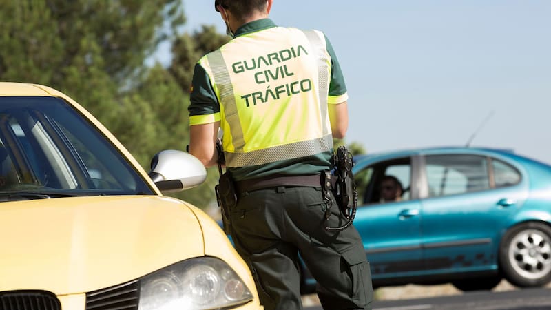 Oficial | La Dirección General de Transito podrá multarte por distracciones al volante: 6 puntos y 200 euros de sanción. Fuente: Shutterstock.