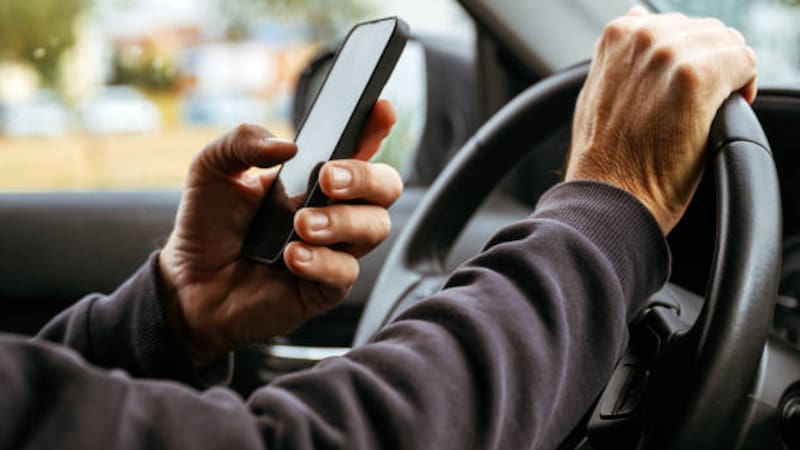 El uso del celular al volante es una de las infracciones más castigadas en Argentina porque afecta tres capacidades críticas del conductor de manera simultánea.