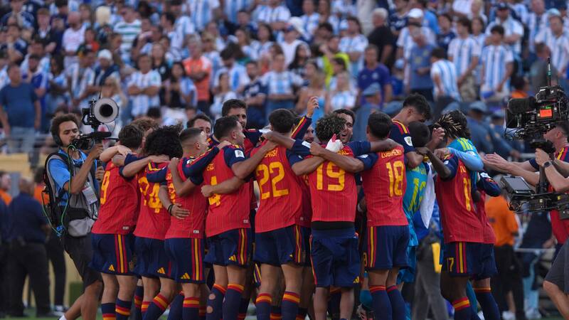 Jugadores de España celebran este domingo, al ganar el partido de la final del Mundial de la FIFA 2026 entre España y Argentina en el estadio MetLife en Nueva Jersey (Estados Unidos).