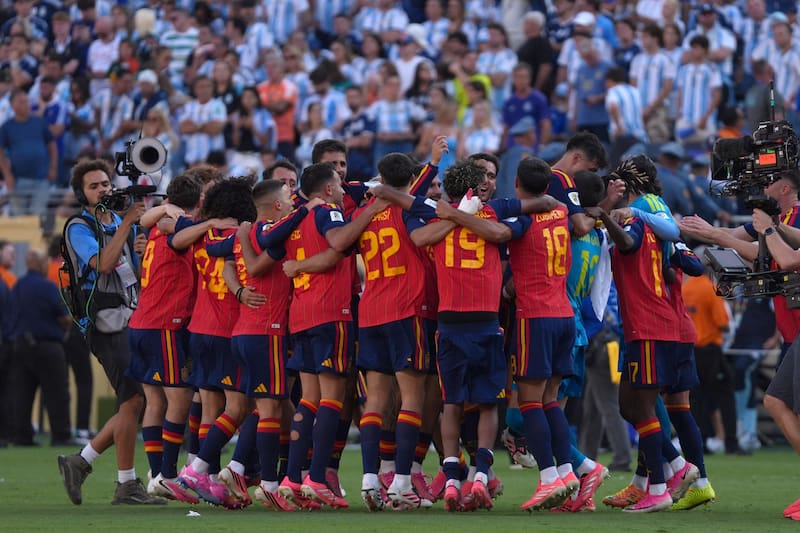 Jugadores de España celebran este domingo, al ganar el partido de la final del Mundial de la FIFA 2026 entre España y Argentina en el estadio MetLife en Nueva Jersey (Estados Unidos).