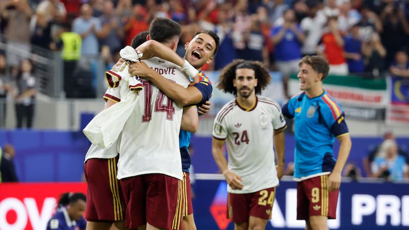 GR2038. ARLINGTON (ESTADOS UNIDOS), 14/07/2026.- Jugadores de España celebran este martes, tras ganar el partido de semifinales del Mundial de la FIFA 2026 entre Francia y España en el estadio AT&T en Arlington (Estados Unidos). EFE/ Lavandeira Jr