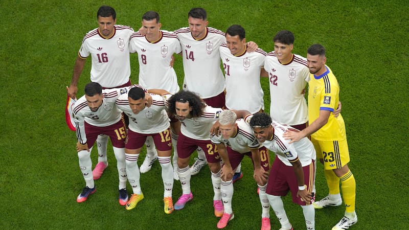 AMDEP8665. ARLINGTON (ESTADOS UNIDOS), 14/07/2026.- Jugadores de España forman este martes, en el partido de semifinales del Mundial de la FIFA 2026 entre Francia y España en el estadio AT&T en Arlington (Estados Unidos). EFE/ Kenneth Fernandez
