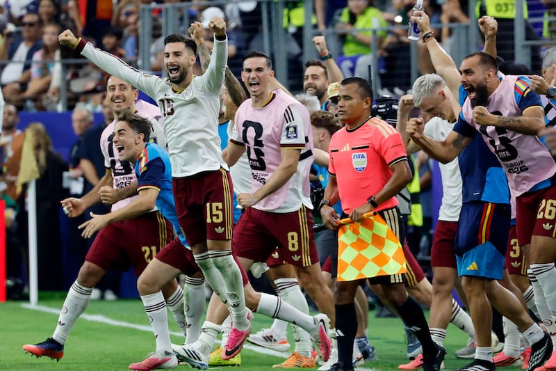 GR2038. ARLINGTON (ESTADOS UNIDOS), 14/07/2026.- Jugadores de España celebran este martes, tras ganar el partido de semifinales del Mundial de la FIFA 2026 entre Francia y España en el estadio AT&T en Arlington (Estados Unidos). EFE/ Lavandeira Jr