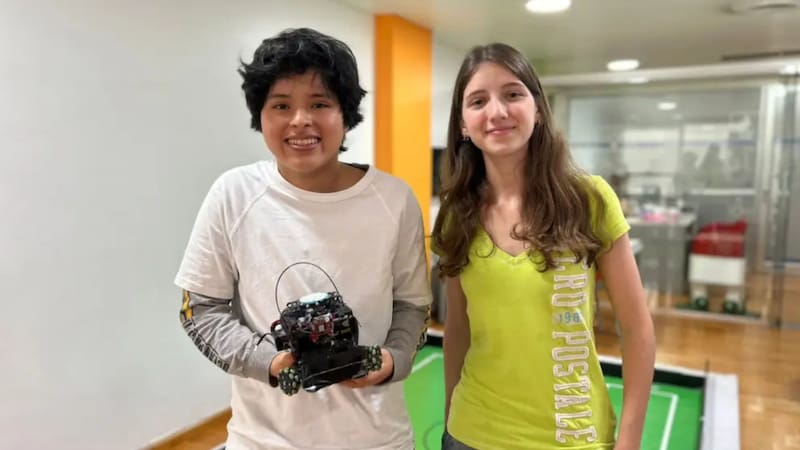 Dos jóvenes salteños ganaron el Mundial de Robótica en Corea: fue con un gol del Low Battery Messi en una de las categorías más competitivas.