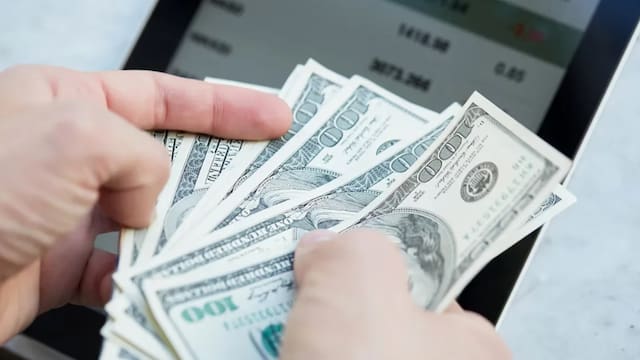 Crisis en las cuevas del dólar blue: ya no hay brecha y los estafan con celulares y contactos de sus clientes