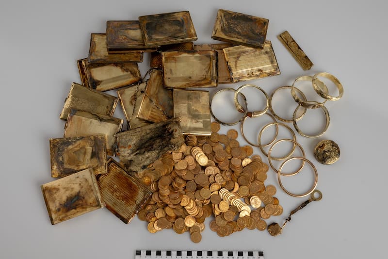 También se encontraron joyas y objetos de valor histórico hallados en una caja de hierro separada. Foto (Museo de Bohemia Oriental)