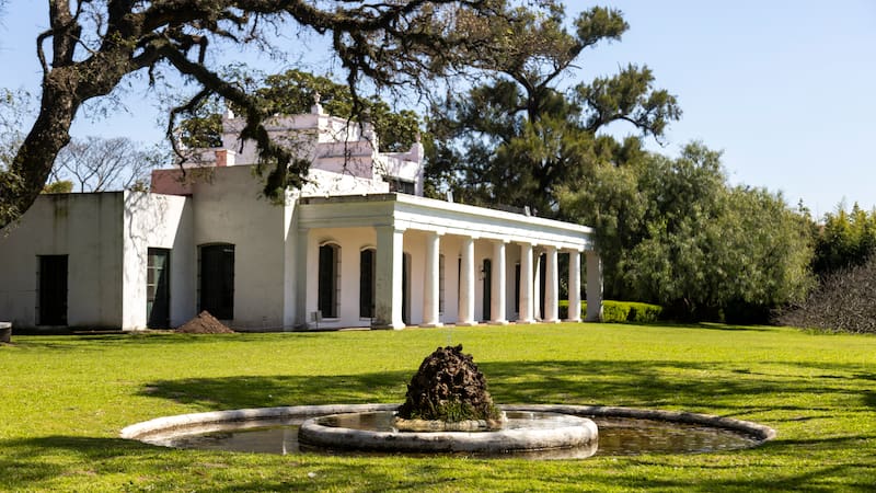 Tiene más de 200 años, cuenta con un jardín histórico y fue visitada por San Martín.