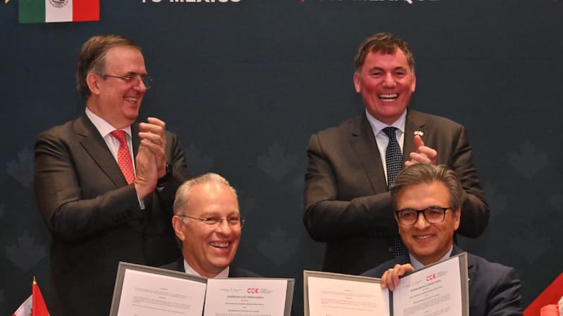 El secretario de Economía, Marcelo Ebrard (arriba a la izquierda) y el ministro de Comercio canadiense, Dominic Leblanc (arriba a la derecha) lideraron la reunión bilateral.