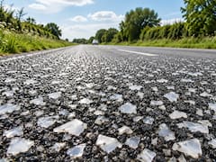 Nadie quería reciclar 6000 botellas de leche hasta que China tuvo una idea brillante. Así construyeron su primera “carretera de plástico”