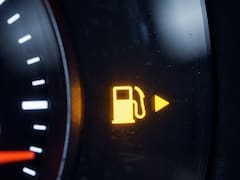 Pocos lo saben: para qué sirven las flechas que aparecen junto al indicador de nafta del auto y por qué son importantes