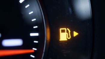 Pocos lo saben: para qué sirven las flechas que aparecen junto al indicador de nafta del auto y por qué son importantes