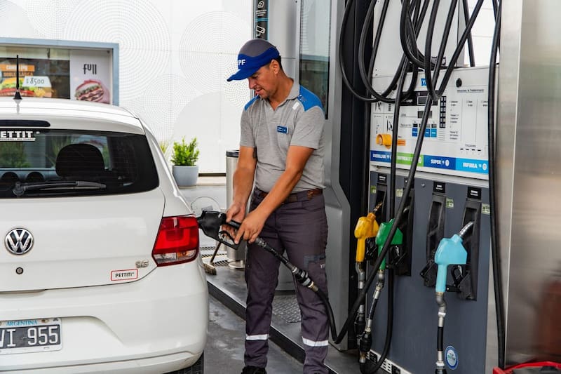 La nafta premium se diferencia en mayor cantidad de octanaje.