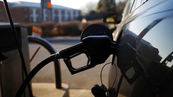 Naftas: el Gobierno flexibilizó una norma para reducir el impacto de los aumentos por la guerra en Medio Oriente