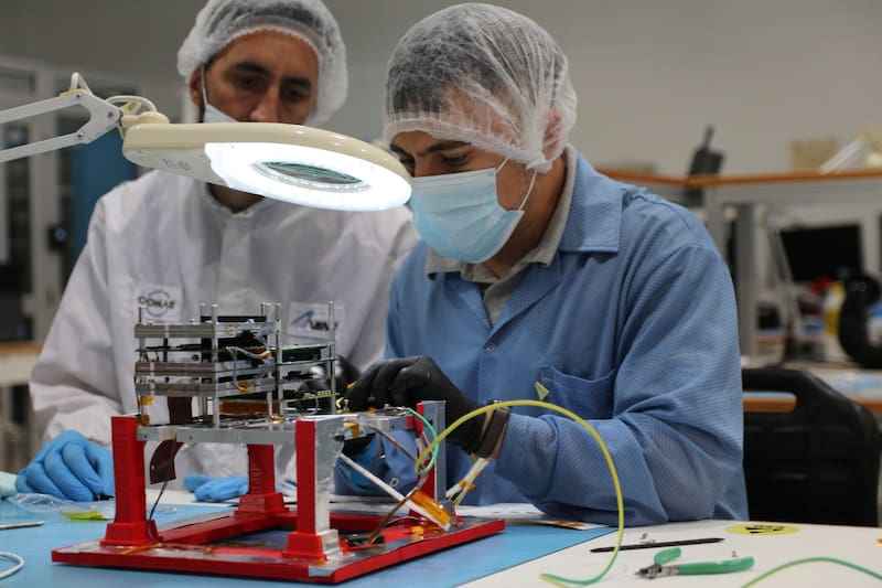 Científicos argentinos durante el proceso de construcción del CubeSat, el microsatélite bautizado Atenea.