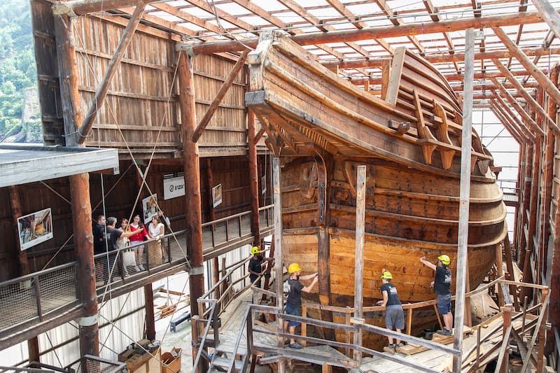 La factoría Albaola es la responsable de reconstruir la nao San Juan con materiales y métodos inspirados en los utilizados durante el siglo XVI. (Foto: Wikimedia)
