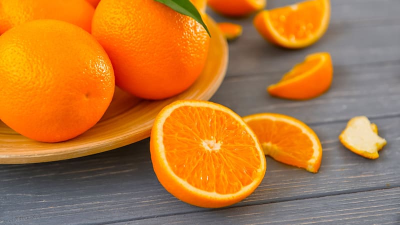 El bicarbonato con jugo de naranja es una gran alternativa para incluir a las rutinas de limpieza.
