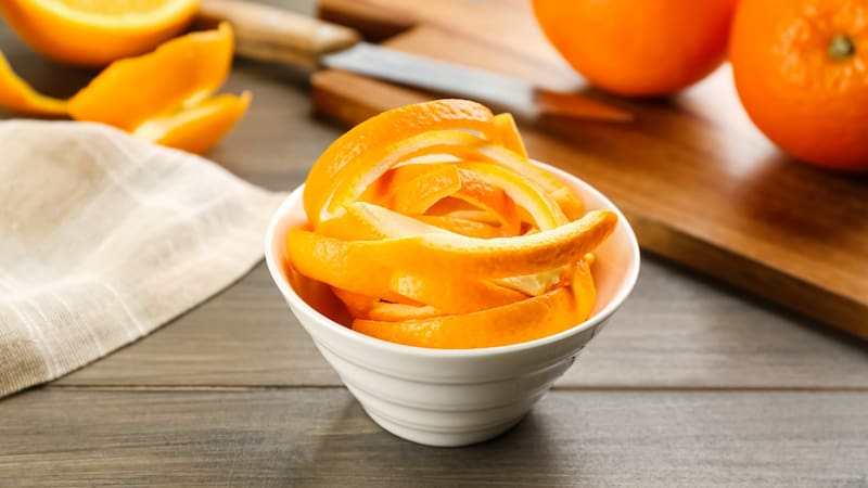 La cáscara de naranja es un excelente aromatizante natural. Fuente: Shutterstock.