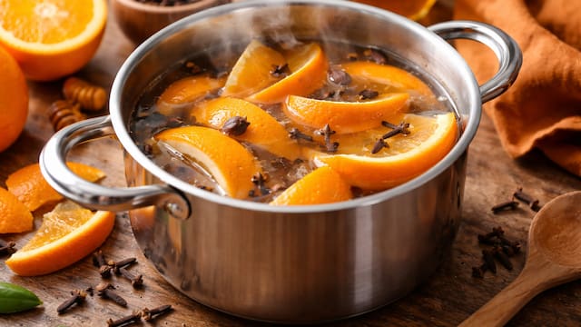 Hervir cáscara de naranja y clavo de olor: para qué sirve y por qué lo recomiendan tanto