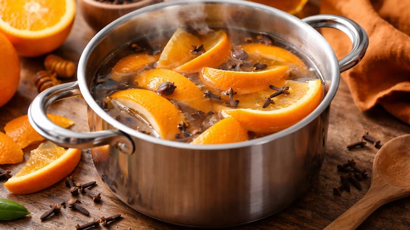 Hervir cáscara de naranja y clavo de olor: para qué sirve y por qué lo recomiendan en el hogar (Imagen ilustrativa Chat GPT)