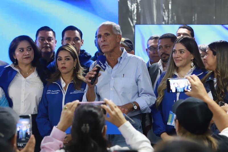 AME4579. TEGUCIGALPA (HONDURAS), 01/12/2025.- El candidato a la Presidencia de Honduras por el Partido Nacional, Nasry Asfura (c), habla en una rueda de prensa este domingo, en Tegucigalpa (Honduras). Asfura, a quien el presidente de Estados Unidos, Donald Trump, pidió apoyar públicamente, encabeza los primeros cómputos de las elecciones generales, seguido de Salvador Nasralla, del Partido Liberal, según los resultados preliminares difundidos por el Consejo Nacional Electoral (CNE). EFE/ STR