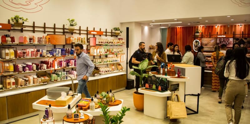 Natura Colombia acelera su expansión con nuevas tiendas físicas y proyectos de bioeconomía amazónica, en un esquema que combina crecimiento comercial e impacto ambiental.