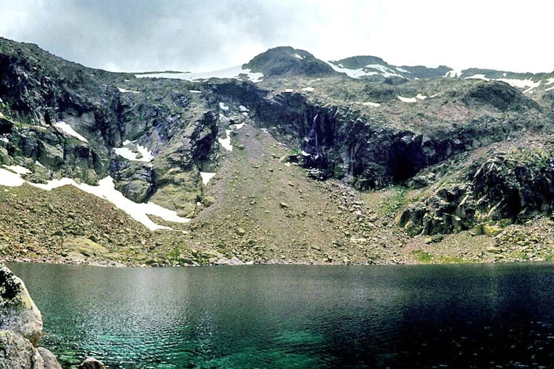 La laguna de la Nava es de origen glaciar y cuenta con una presa construida por los vecinos a mediados del siglo XX.
