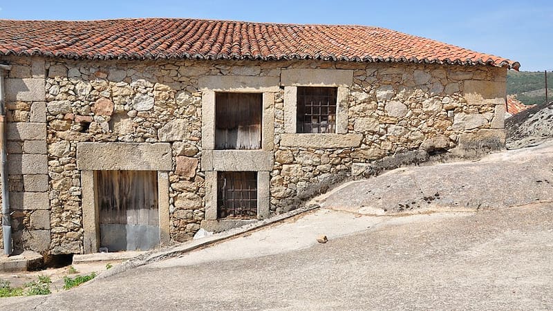 Las casas tradicionales de Nava del Barco destacan por sus muros de mampostería de granito, sus portones de madera y sus pequeñas ventanas.