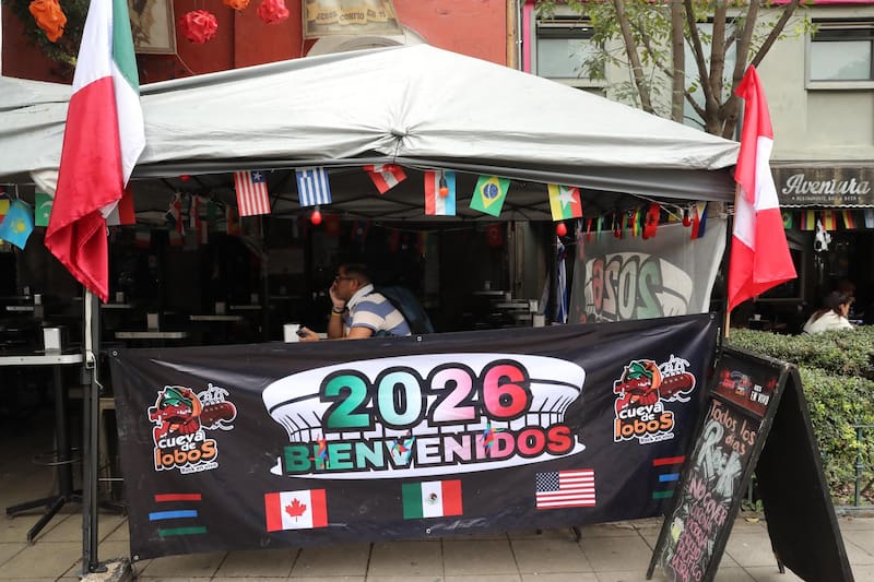 A un día del inicio del Mundial, supervisores de bares y restaurantes han retirado imágenes y carteles alusivos al campeonato por temor a ser sancionados con multas o clausuras temporales por parte del Instituto Mexicano de la Propiedad Industrial (IMPI). EFE/ Mario Guzmán.