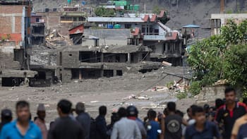 Una violenta inundación deja un centenar de víctimas y más de 900 desaparecidos