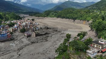 Qué es una riada, la crecida que sorprendió a cientos de peregrinos en Nepal