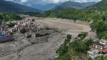 Qué es una riada, la crecida que sorprendió a cientos de peregrinos en Nepal