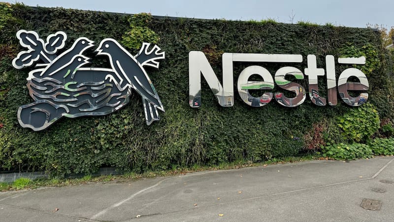 Nestlé elevó a 2,000 millones de dólares su inversión en México, también prevé incorporar a 2,000 caficultores de Veracruz y distribuir 70,000 plantas de café entre 2028 y 2030 para fortalecer el suministro local.