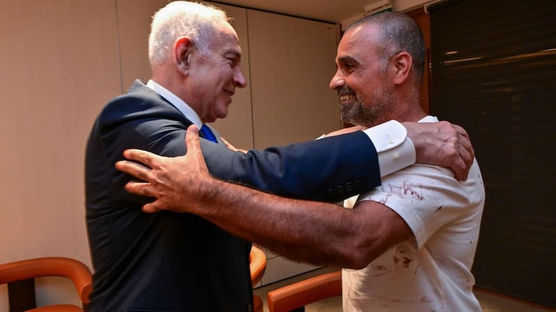 El primer ministro Benjamin Netanyahu se reúne con Yaniv, uno de los israelíes que ayudaron a reducir a un copiloto de Flydubai.