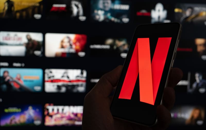 Fallo judicial en Río Negro: ordenaron suspender las suscripciones a Netflix, Spotify, Disney+, Max, Prime Video y otras plataformas de un deudor alimentario mientras continúe el incumplimiento.