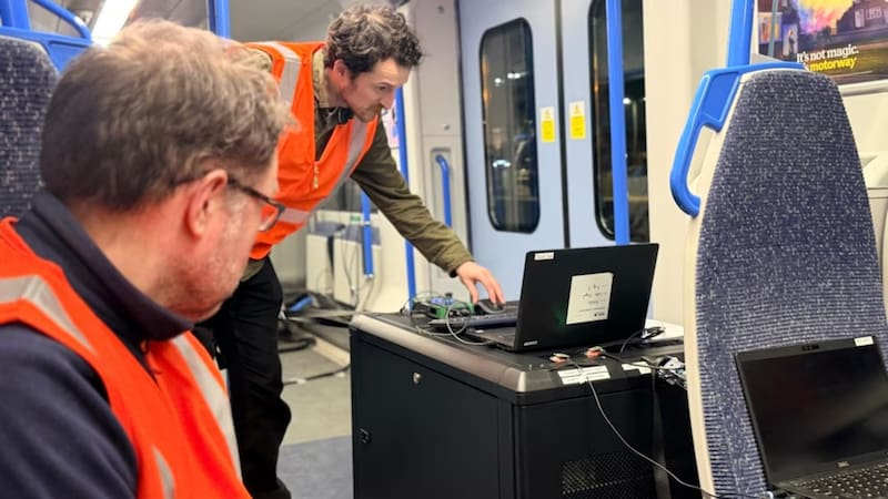 El sistema, conocido como Railway Quantum Inertial Navigation System (RQINS), utiliza sensores cuánticos capaces de medir con extrema precisión el movimiento y la rotación del tren. Imagen: Network Rail.