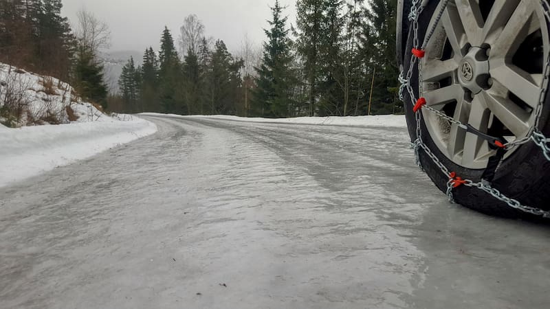 Neumático con cadenas para nieve.