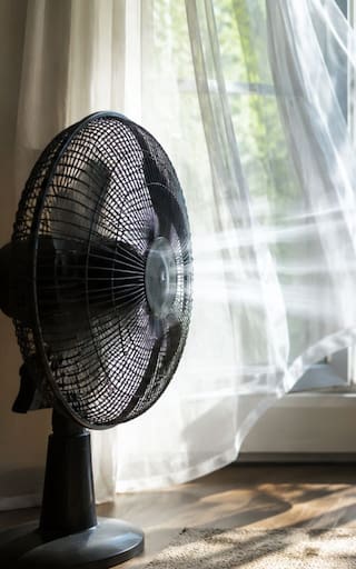 Ni 16 ni 18 grados | El truco con dos ventiladores que enfría la casa mucho más rápido que el aire acondicionado
