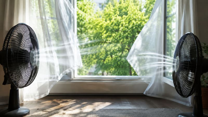Ni 16 ni 18 grados | El truco con dos ventiladores que enfría la casa mucho más rápido que el aire acondicionado
