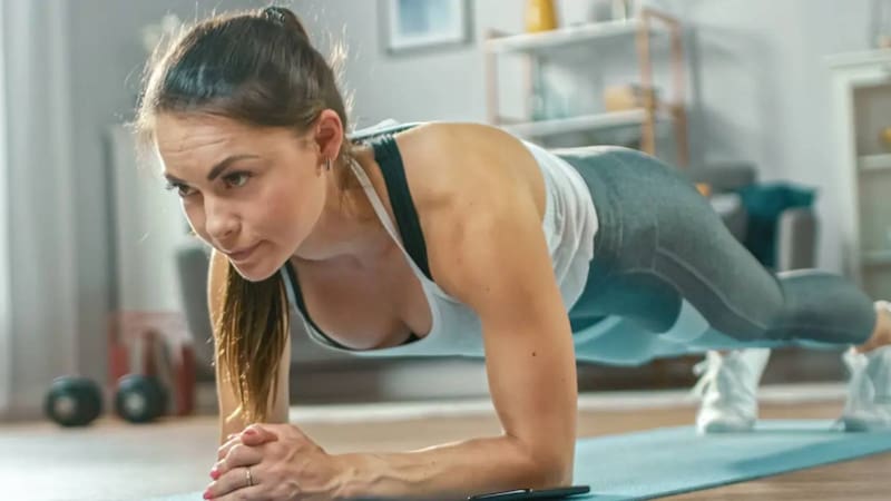 Ni 30 ni 60 segundos: cuánto tiempo debe durar la plancha abdominal para fortalecer core, glúteos y hombros