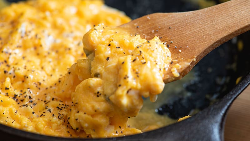 El truco para que los huevos queden súper cremosos. Imagen creada con IA.