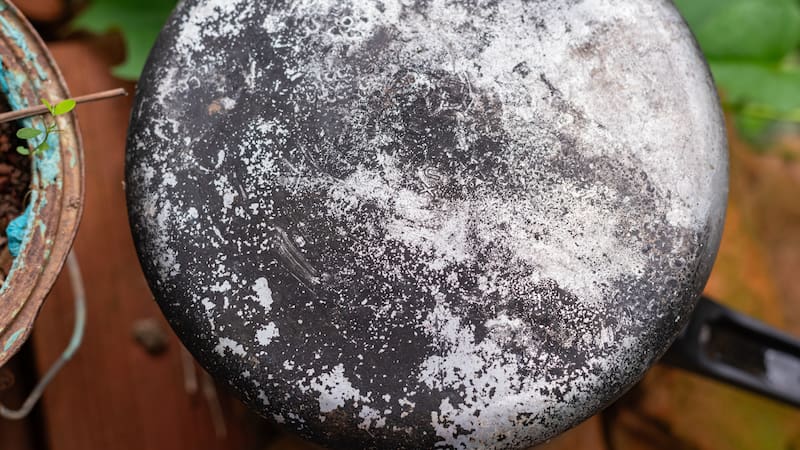 Ni bicarbonato, ni limón | Cómo limpiar sartenes y ollas para recuperar su brillo.