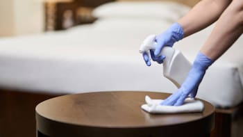 Ni bicarbonato ni limón: el truco casero para devolver el brillo a tus muebles de madera y dejarlos como el primer día