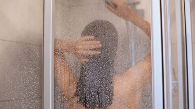 Ni bicarbonato ni limón | El único ingrediente que necesitas para dejar tus baños impecables después de la ducha