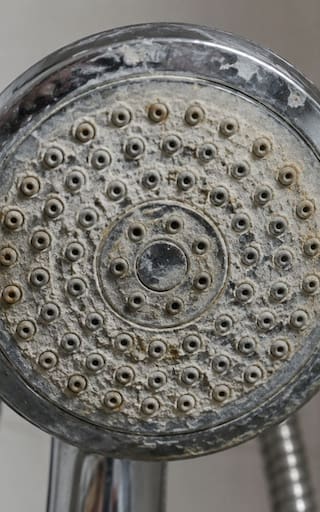 Ni bicarbonato ni vinagre: la mejor forma de eliminar el sarro acumulado en los orificios de la ducha y evitar que disminuya la presión