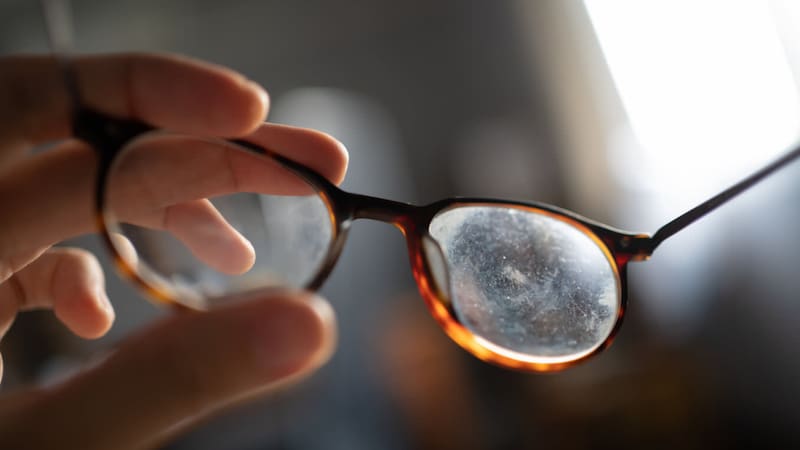 Ni detergente ni jabón: el sencillo truco para sacar los rayones de los lentes sólo un minuto