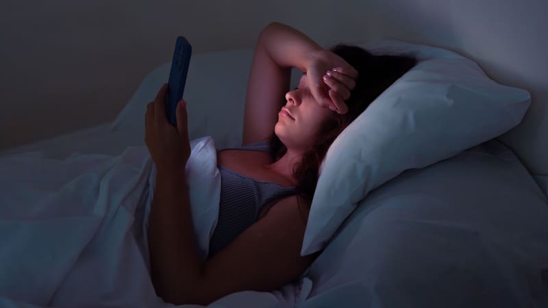 Ni dos horas ni 30 minutos: cuánto tiempo antes de dormir hay que dejar el celular para dormir mejor, no tener insomnio y descansar mejor que un bebé
Fuente: Shutterstock