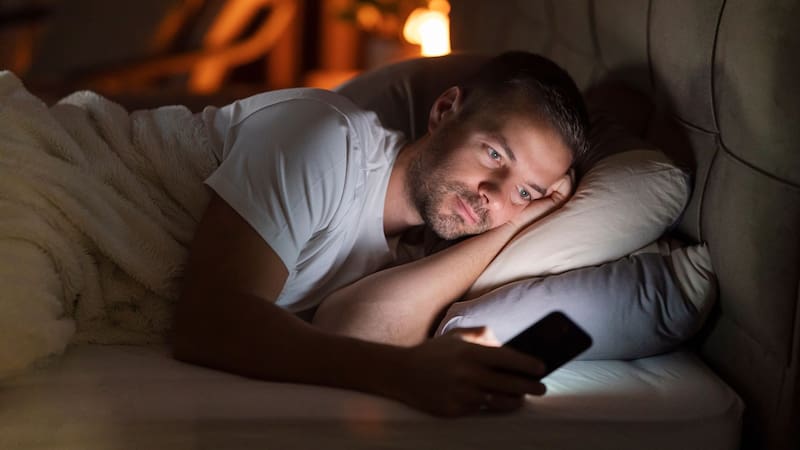 Ni dos horas ni 30 minutos: cuánto tiempo antes de dormir hay que dejar el celular para dormir mejor, no tener insomnio y descansar mejor que un bebé
Fuente: Shutterstock