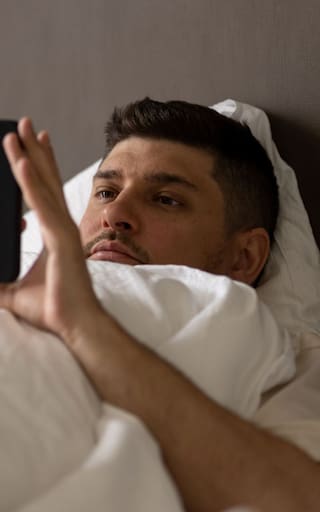 Qué significa que una persona tarde horas en responder mensajes y qué dicen los expertos en psicología
